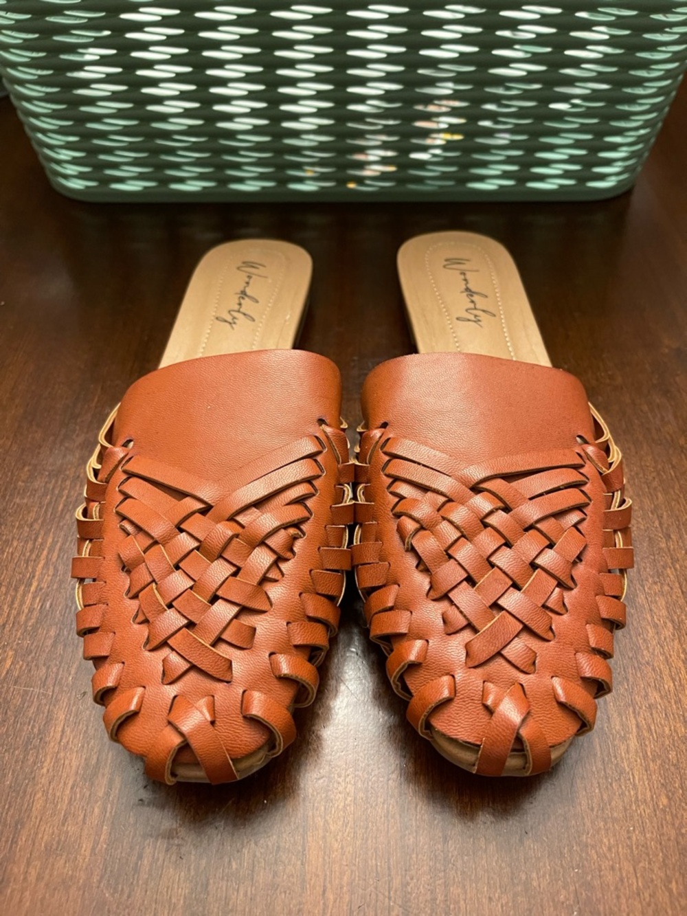 NWOT Wonderly Slides SZ 7.5 Color Brown